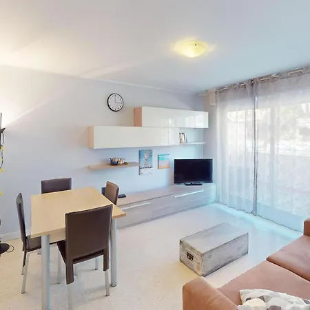 Spacieux 2p Climatise Centre-ville Avec Grande Terrasse, Proche Plages Et Commerces - Fr-1-196-351 Appartement