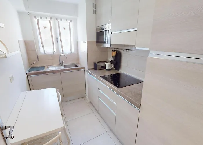 Appartement Spacieux 2p Climatise Centre-ville Avec Grande Terrasse, Proche Plages Et Commerces - Fr-1-196-351