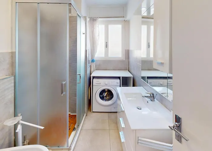 Spacieux 2p Climatise Centre-ville Avec Grande Terrasse, Proche Plages Et Commerces - Fr-1-196-351 *