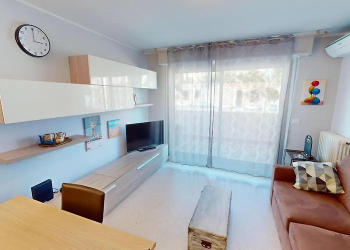 Appartement Spacieux 2p Climatise Centre-ville Avec Grande Terrasse, Proche Plages Et Commerces - Fr-1-196-351