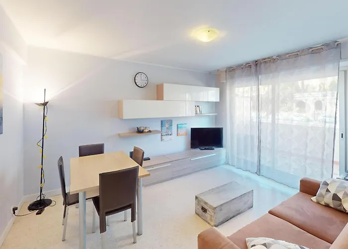 Spacieux 2p Climatise Centre-ville Avec Grande Terrasse, Proche Plages Et Commerces - Fr-1-196-351 Appartement