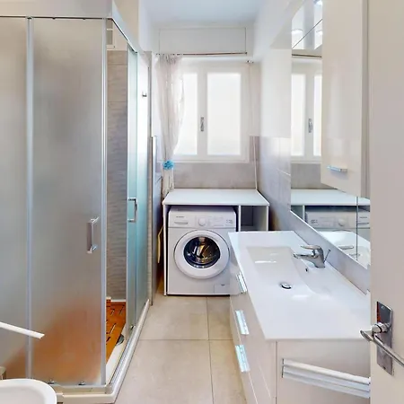 Spacieux 2p Climatise Centre-ville Avec Grande Terrasse, Proche Plages Et Commerces - Fr-1-196-351 *