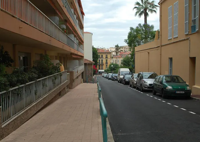 Spacieux 2p Climatise Centre-ville Avec Grande Terrasse, Proche Plages Et Commerces - Fr-1-196-351 Apartment